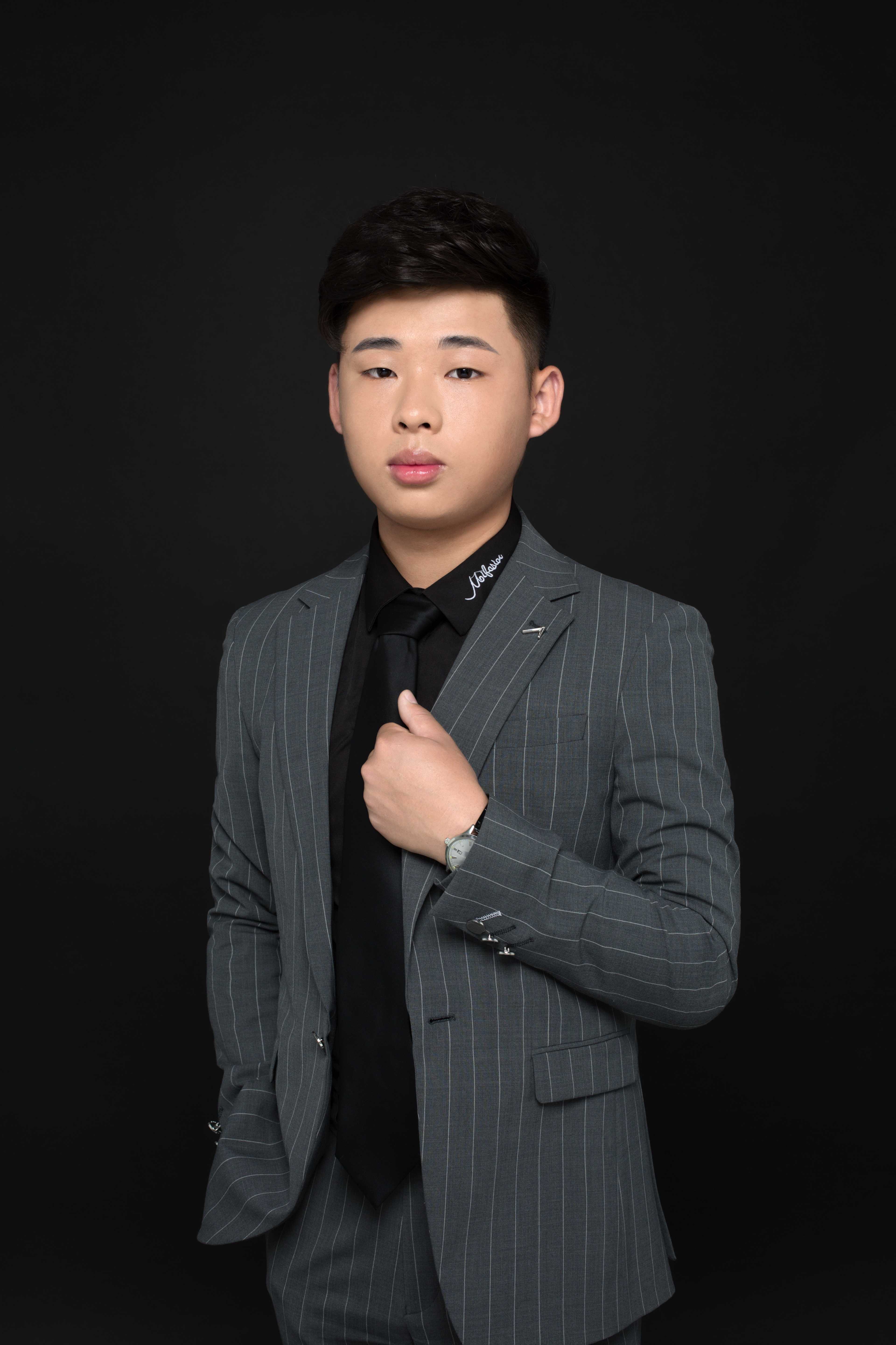 李银龙